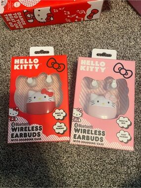 Hello Kitty earbuds w/case